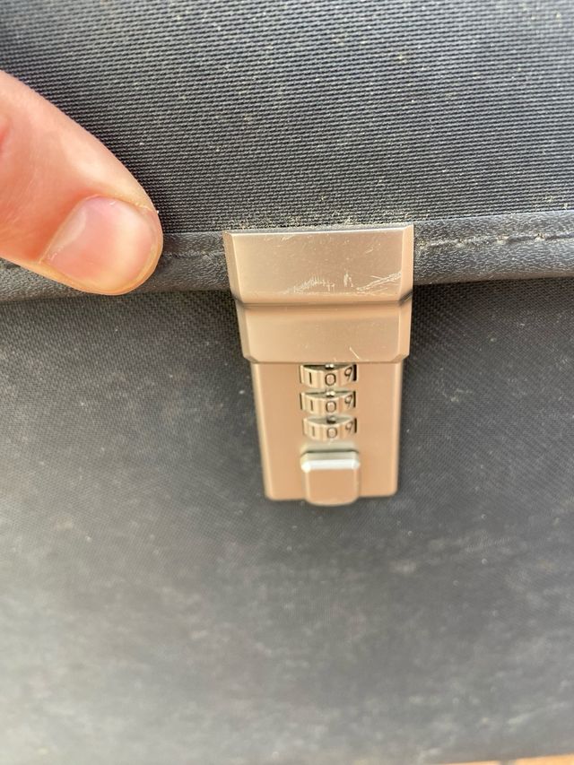 Maleta negra de viaje.