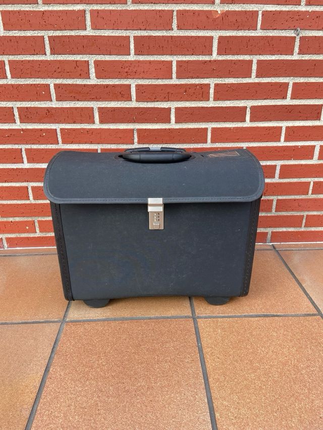 Maleta negra de viaje.