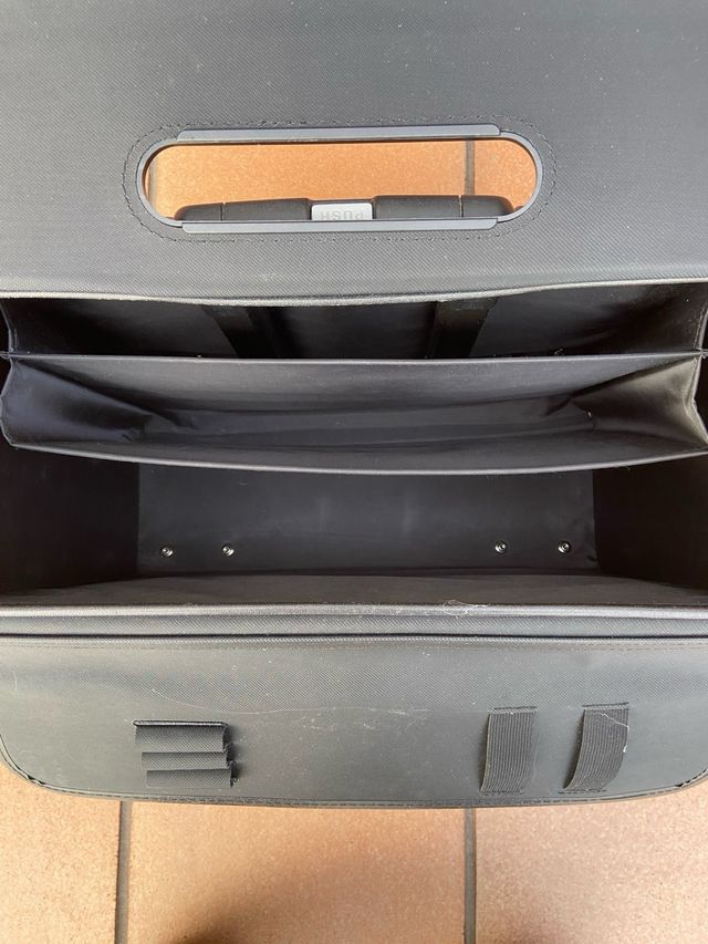 Maleta negra de viaje.