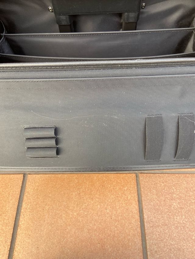 Maleta negra de viaje.