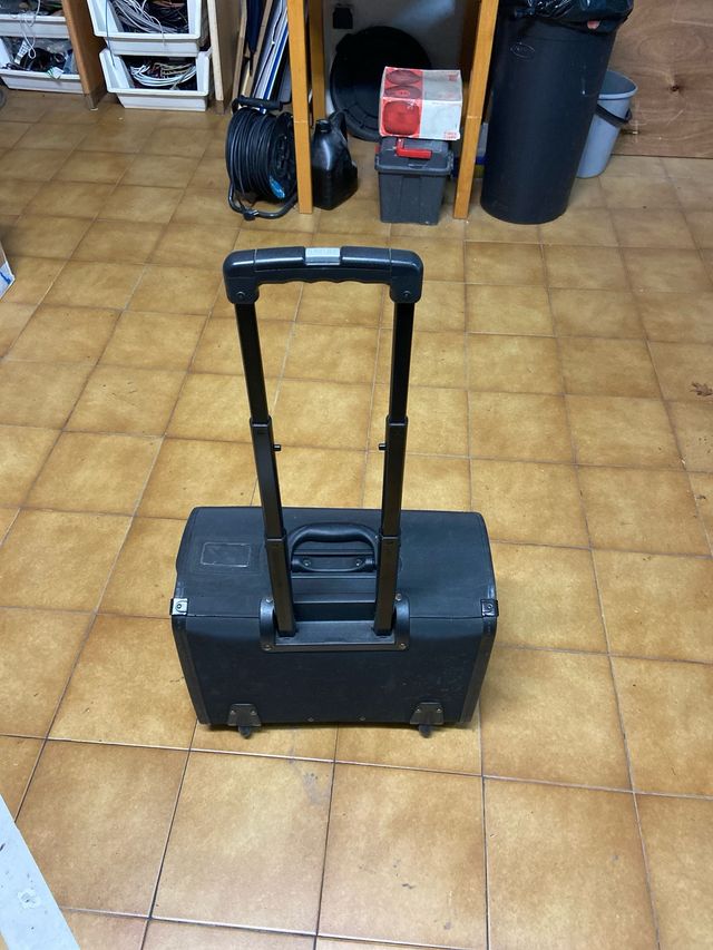 Maleta negra de viaje.