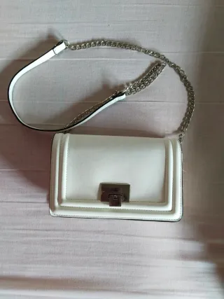 Bolso blanco con cadena plateada