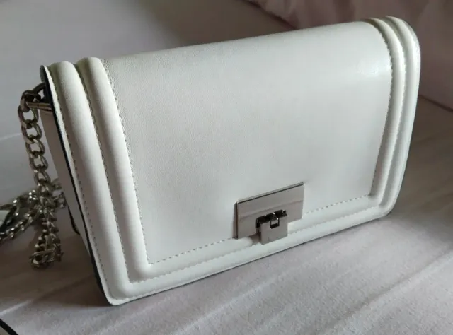 Bolso blanco con cadena plateada