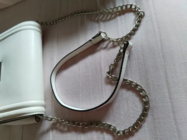 Bolso blanco con cadena plateada