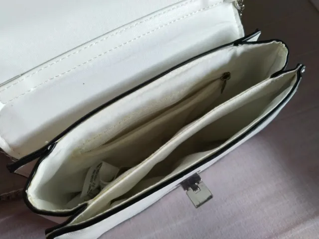 Bolso blanco con cadena plateada