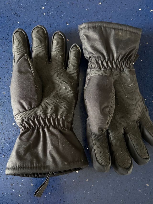 Guantes negros para invierno