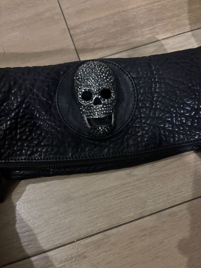Bolso negro con calavera plateada