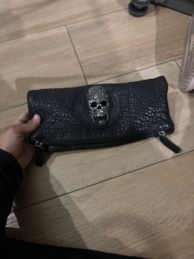 Bolso negro con calavera plateada