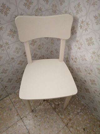 Silla de madera maciza blanca