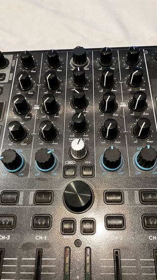 Mesa de mezcla Reloop Terminal 8 Mix