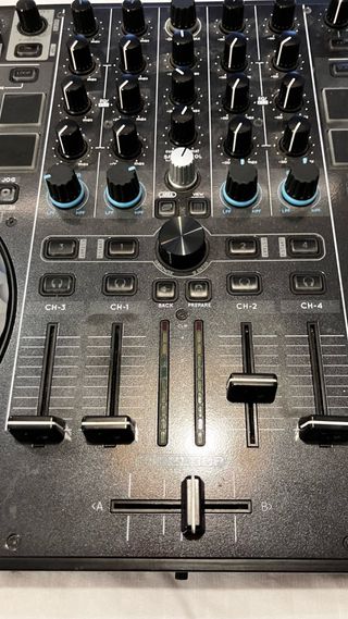 Mesa de mezcla Reloop Terminal 8 Mix