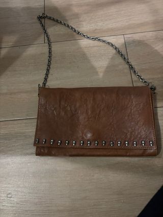 Bolso marrón con cadena y tachuelas