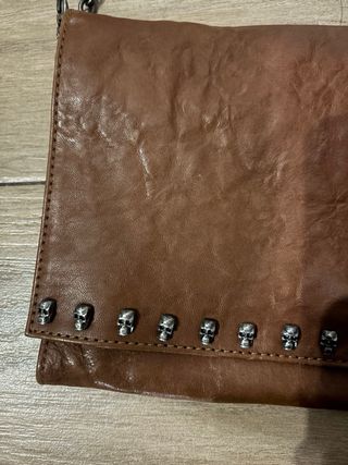 Bolso marrón con cadena y tachuelas