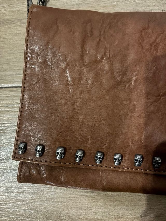 Bolso marrón con cadena y tachuelas de piel