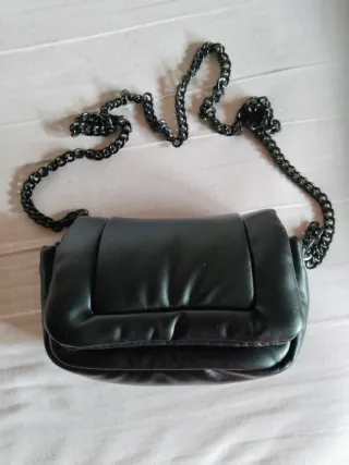 Bolso negro con cadena