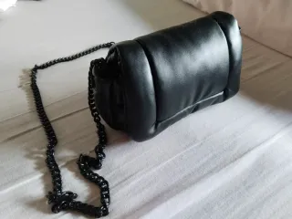Bolso negro con cadena