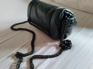 Bolso negro con cadena