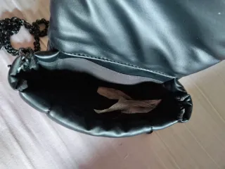 Bolso negro con cadena