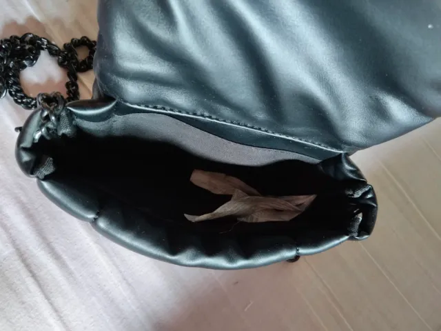 Bolso negro con cadena