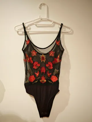 Body de encaje floral negro y rojo