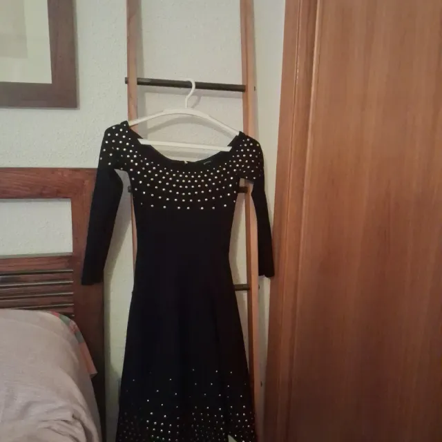 Vestido negro con detalles dorados