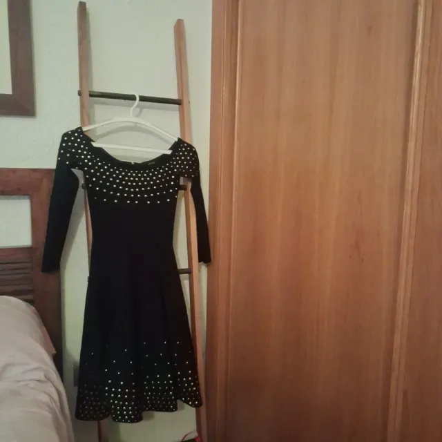Vestido negro con detalles dorados