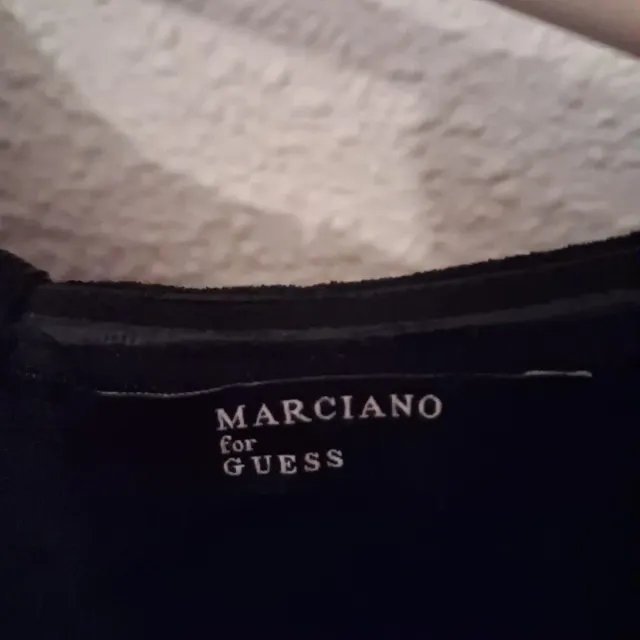 Vestido negro con detalles dorados