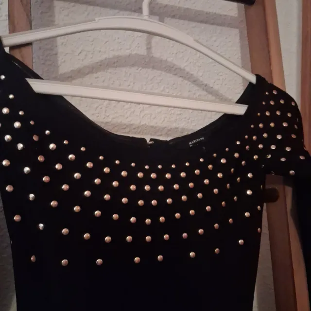 Vestido negro con detalles dorados