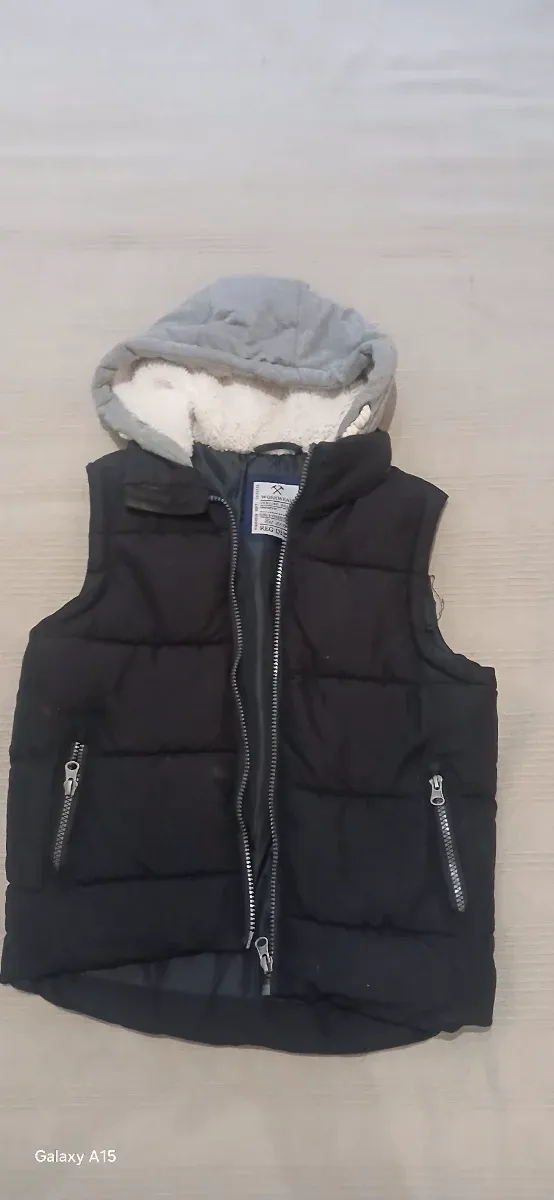 Chaleco niño con capucha