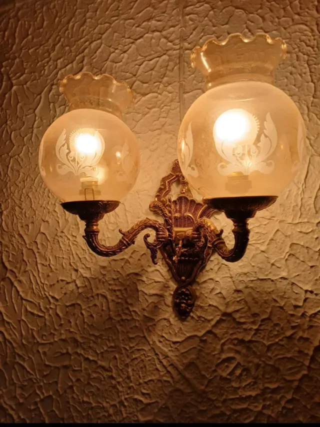 2 lámparas de pared doradas con tulipas de cristal