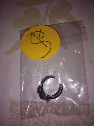 Anel Ajustável com Pedras Vermelhas