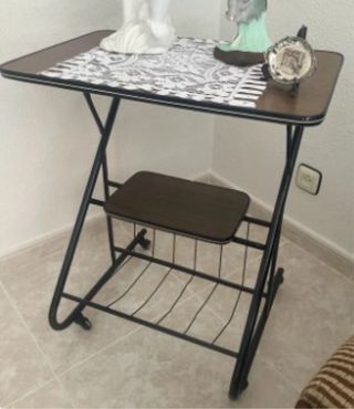 Mesa auxiliar TV con revistero y ruedas