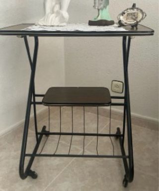 Mesa auxiliar TV con revistero y ruedas
