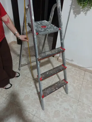 Escalera aluminio 4 peldaños