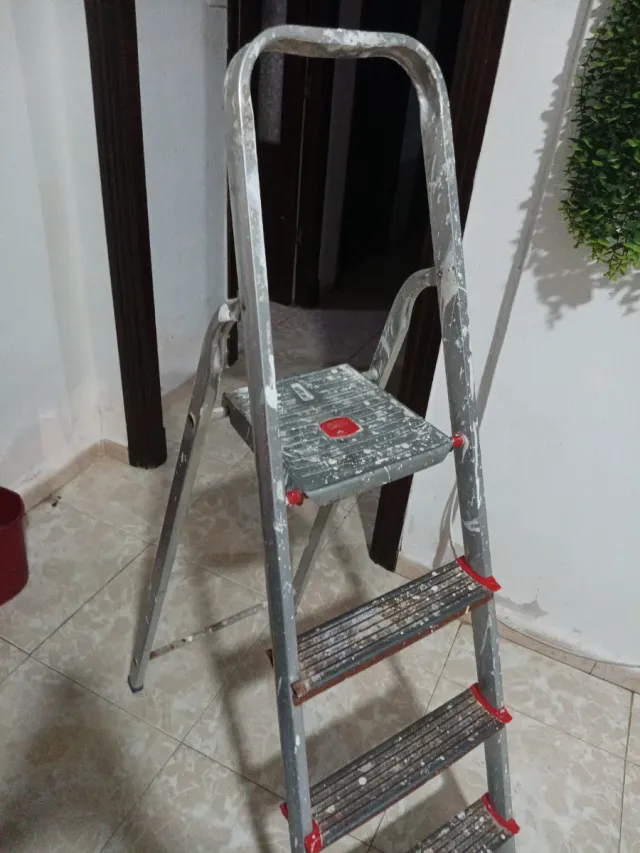 Escalera aluminio 4 peldaños