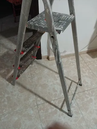 Escalera aluminio 4 peldaños