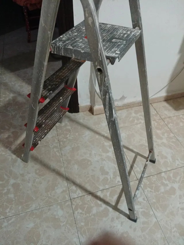 Escalera aluminio 4 peldaños