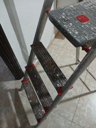 Escalera aluminio 4 peldaños