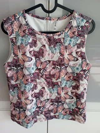 Camiseta sin mangas Stradivarius mariposas