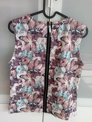 Camiseta sin mangas Stradivarius mariposas