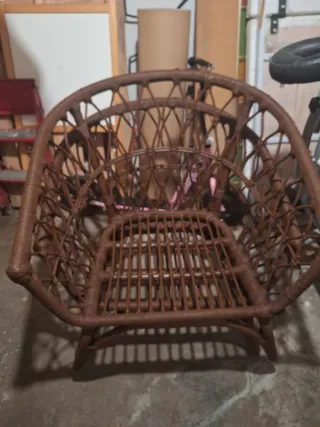 Sillón de ratán marrón