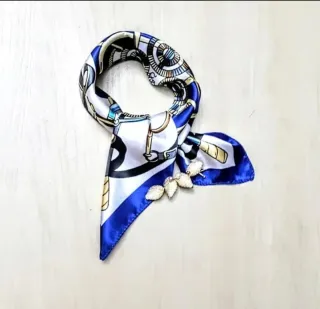 Pañuelo satinado estampado cadenas