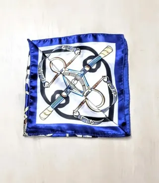 Pañuelo satinado estampado cadenas