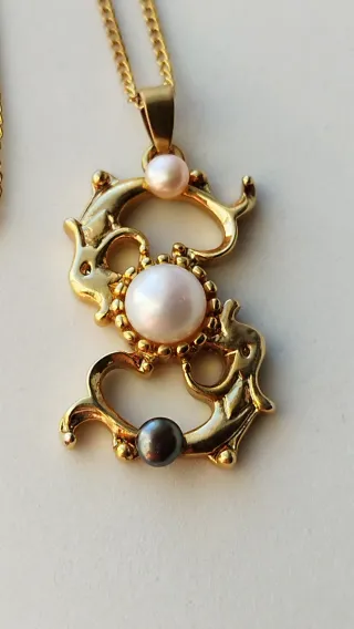 Collar vintage chapado en oro con perlas naturales