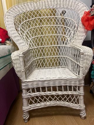 Sillón de mimbre blanco
