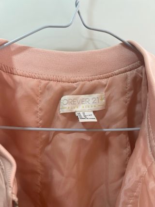 Chaqueta bomber rosa satinada
