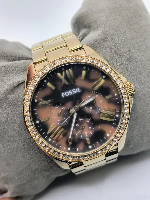Reloj Fossil Dorado con Bisel de Cristales