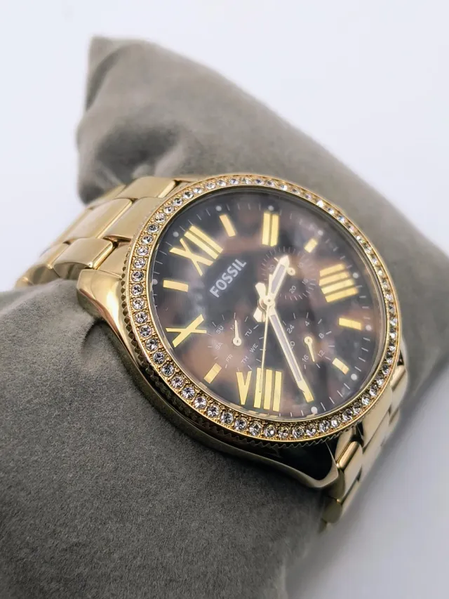 Reloj Fossil Dorado con Bisel de Cristales