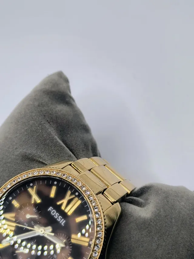 Reloj Fossil Dorado con Bisel de Cristales