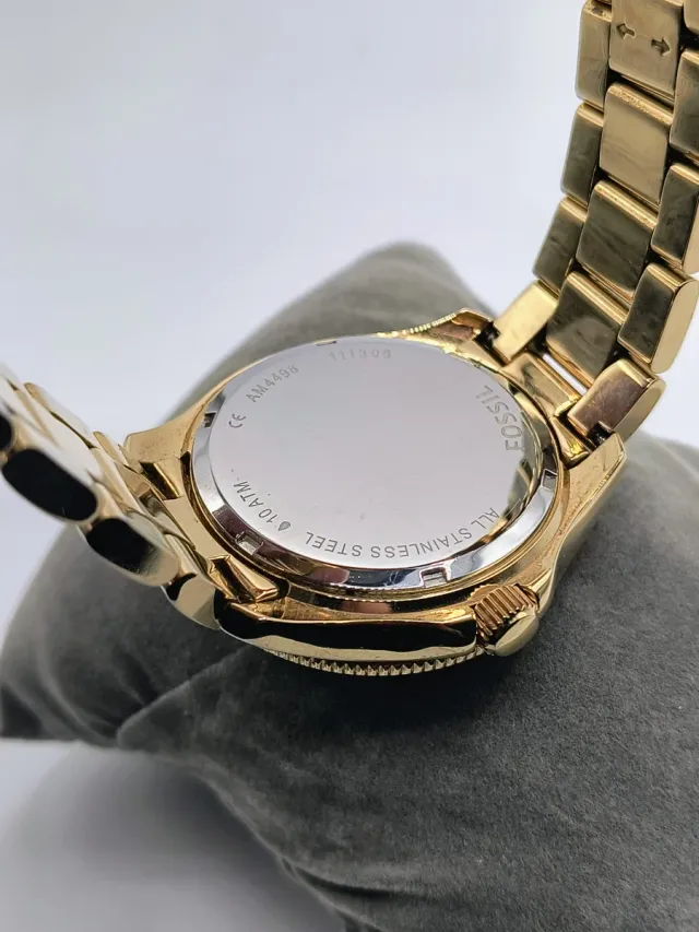 Reloj Fossil Dorado con Bisel de Cristales